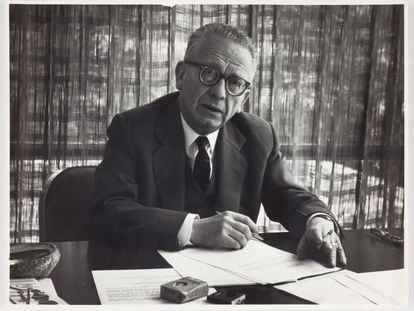 Max Aub, en su despacho de Radio UNAM, en 1962.