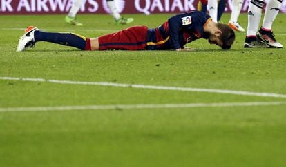  Piqué, tumbado en el césped, tras una jugada durante un partido contra el Valencia, en 2016.