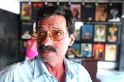 El  cineasta cubano Juan Carlos Tabío durante una entrevista, en junio de 2003 en La Habana (Cuba)