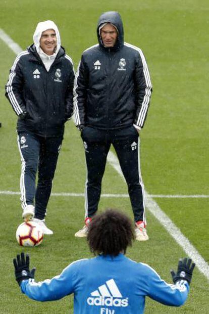 Zidane y Bettoni observan a Marcelo.