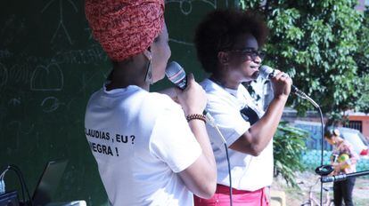 A la derecha, Janeide de Sousa Silva da por finalizada la jornada dedicada a las Mujeres negras de la periferia en la favela São Remo, junto a otra de las organizadoras del evento.