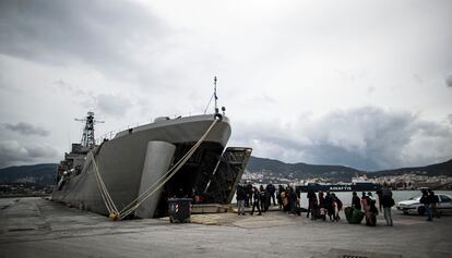 Un grupo de migrantes entran en un buque griego atracado en el Puerto de Mitelene, en la isla de Lesbos.