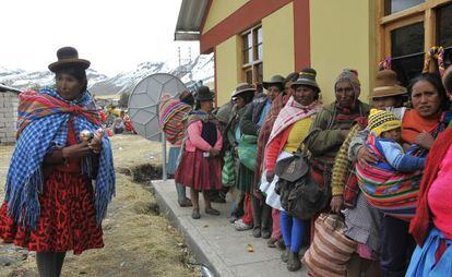 Los pobladores de Corani (Per&uacute;) esperan la ayuda enviada por el Gobierno.