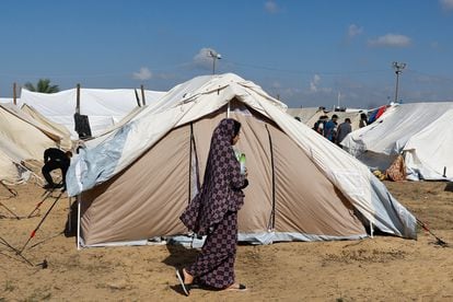 A woman walks past one of the tents in the refugee camp set up by the UN in Khan Younis, southern Gaza Strip, this Thursday.