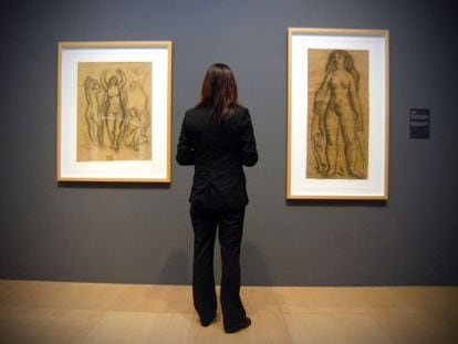 Una mujer contempla dos dibujos de la muestra inaugurada ayer en A Coru&ntilde;a.
