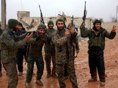 Soldados del Ej&eacute;rcito sirio celebran una victoria cerca de Alepo el d&iacute;a 6.