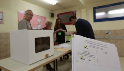 Una mesa electoral a la consulta del 9-N del 2014 a Barcelona.