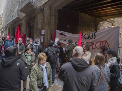 Un piquete delante del Museo Picasso de Barcelona este martes.