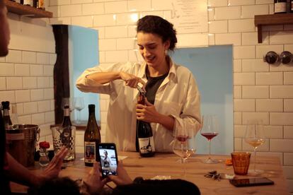 La sumiller Amanda Leite Fornes abre una botella de vino en la barra de Bocanada, en Madrid.