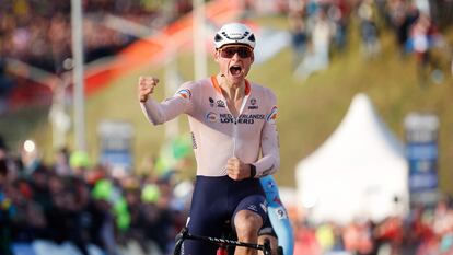 Van der Poel cruza la meta por delante de Van Aert.