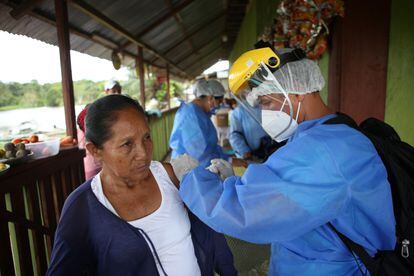 Una mujer recibe la vacuna covid-19 en Iquitos, Perú, el 15 de mayo.
