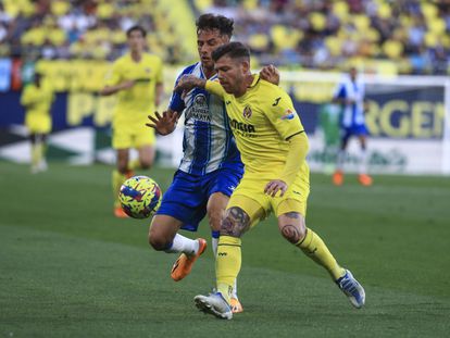 Alberto Moreno defiende el balón ante Javi Puado durante el Villarreal-Espanyol de este jueves.