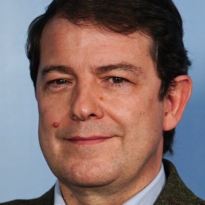 Detalle de las manos del actual presidente de la Junta de Castilla y León y candidato del PP a la reelección, Alfonso Fernández Mañueco, durante una entrevista con Europa Press, a 28 de enero de 2022, en Salamanca, Castilla y León (España). Mañueco fue alcalde de Salamanca entre 2011 y 2018, y ostenta el cargo de presidente de la Junta de Castilla y León desde 2019 y del Partido Popular de Castilla y León desde 2017. En las elecciones del próximo 13 de febrero, Mañueco aspira obtener la mayoría absoluta de votos para gobernar sin el apoyo de otras formaciones políticas.
30 ENERO 2022
Manuel Laya / Europa Press
30/01/2022