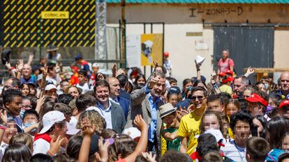 El presidente de la Junta de Castilla y León, Alfonso Fernández Mañueco (izquierda) y el Rey Felipe VI (en el centro), saludan a los niños a su llegada a la presentación del festival de la innovación de Cotec Imperdible05 sobre la innovación de la España rural y contra la despoblaciónen Oteros de Herreros, Segovia.