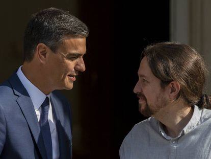 Pedro Sánchez (izquierda) saluda este jueves al líder de Podemos, Pablo Iglesias, en Moncloa. En vídeo, la comparecencia de Iglesias.