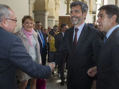 Carlos Lesmes y Lorenzo del R&iacute;o (derecha) saludan a varias personas.