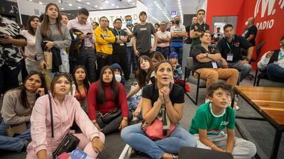 Asistentes a la FIL observan el partido México vs Argentina en los pasillos de la Feria Internacional del Libro de Guadalajara.