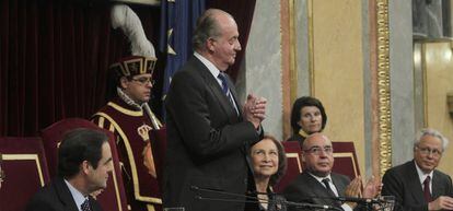 El rey Juan Carlos recibe de pie los aplausos del presidente del Congreso, José Bono (i), y del Senado, Javier Rojo (d), junto a la reina Sofía, en un acto solemne en recuerdo y homenaje a las víctimas del terrorismo celebrado en el Congreso de los Diputados.