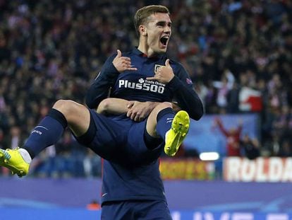 Griezmann celebra el primer gol en brazos de Gabi.