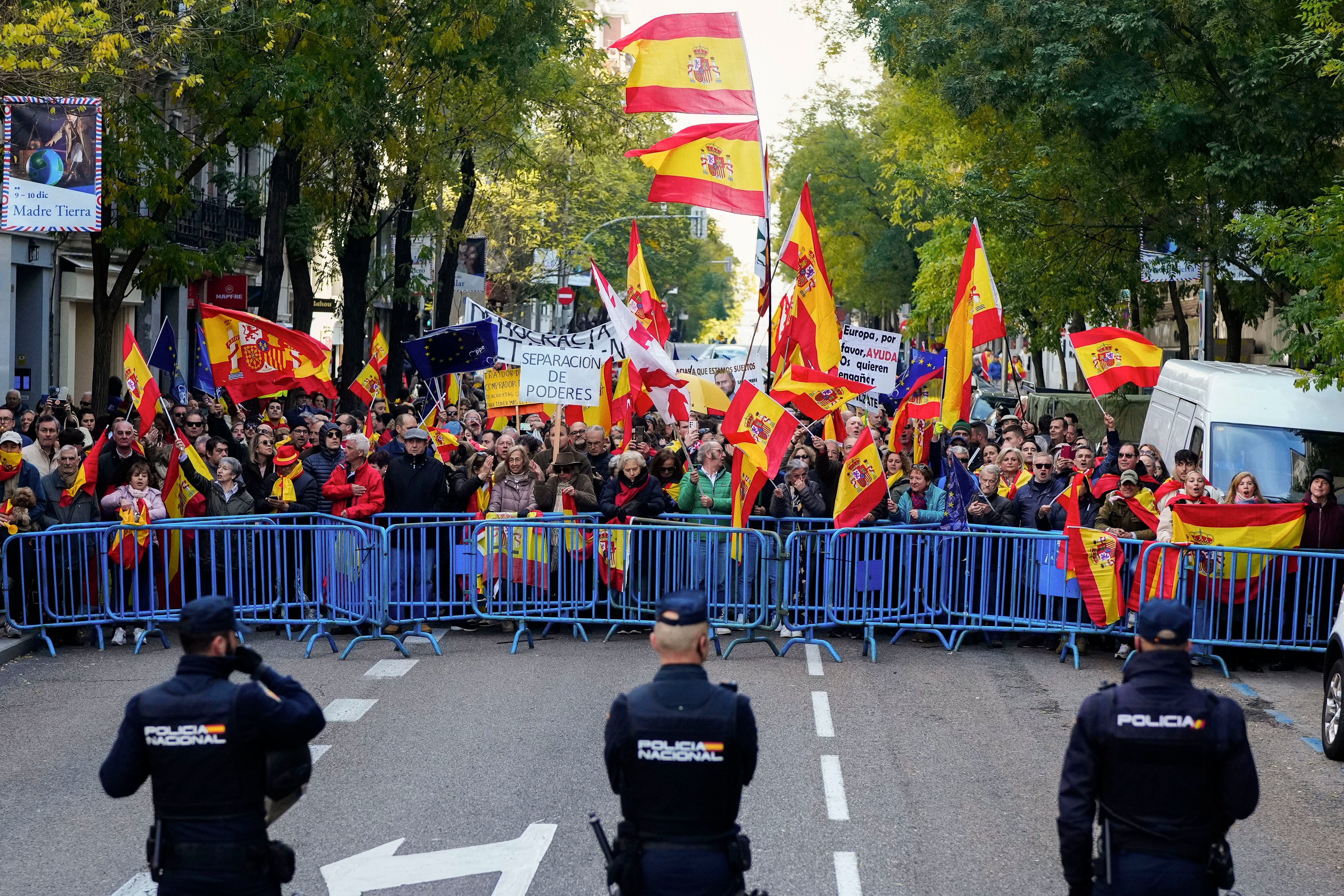 Concentración en la calle Ferraz, este domingo