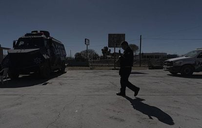 Un agente camina en el cuartel policial, en el Valle de Juárez.