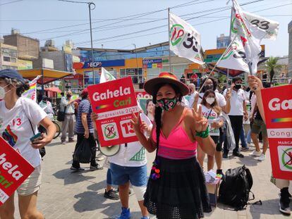 Gahela Cari, candidata trans al Congreso de Perú, participa el 31 de marzo pasado de una caminata de campaña en Gamarra, Lima