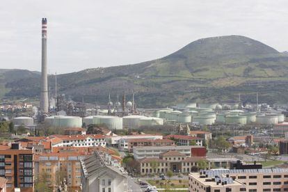La planta de la refiner&iacute;a de Petronor, vista desde el municipio de Muskiz. / Santos Cirilo