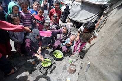 Los palestinos desplazados se refugian el martes en una escuela afiliada a la ONU en Deir al-Balah, en la Franja de Gaza.