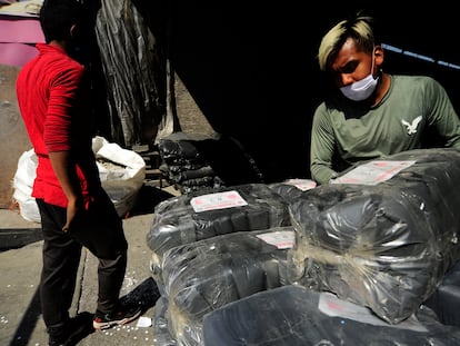 Trabajadores empaquetan bolsas de plástico para su venta en la Ciudad de México.