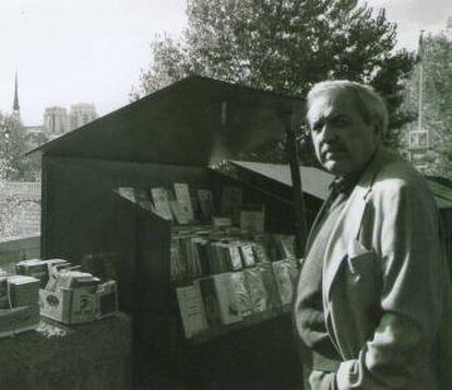 Luis Loayza junto a las librerías de la ribera del Sena, en París, en 2004.