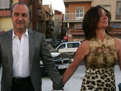 Ripoll a su llegada al auditorio provincial de Alicante junto a su esposa en 2011.