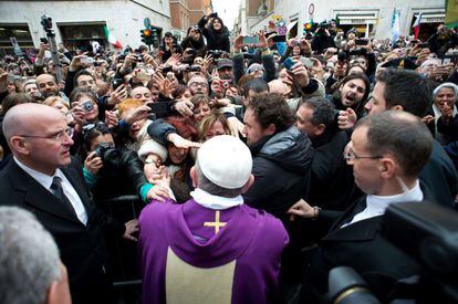 El papa Francisco nates de oficiar una misa en la parroquia vaticana de Santa Ana, donde saludó personalmente a los fieles, el 13 de amrzo de 2017.