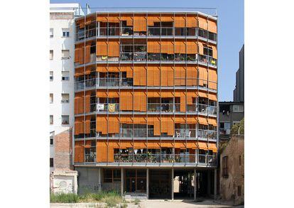 Fachada sur de las viviendas sociales de peris+toral.arquitectes realizado en Cornellà que opta al Mies van der Rohe.