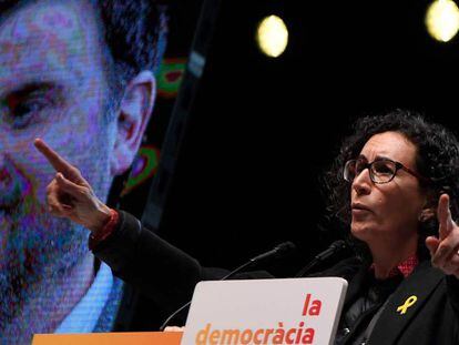 Marta Rovira frente a una imagen de Junqueras durante el acto de cierre de campaña de ERC.