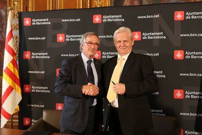 Los alcaldes de Barcelona (izq.) y Budapest (der) firman un acuerdo de colaboraci&oacute;n.