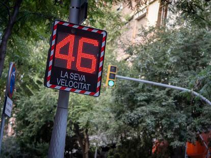 Un radar informa a los conductores si superan la velocidad permitida cerca de una escuela de la calle de Mallorca de Barcelona.