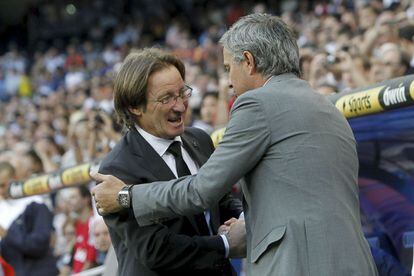 Mourinho saluda al entrenador del Granada, Juan Antonio Anquela.
