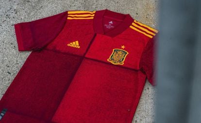 ignorancia compañero Dislocación España presenta su nueva camiseta para la Eurocopa 2020 | Deportes | EL PAÍS