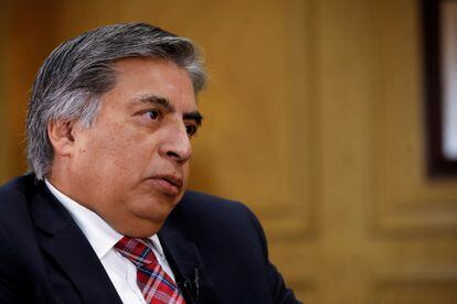 El miembro de la junta del banco central de México, Gerardo Esquivel, observa durante una entrevista con Reuters en la Ciudad de México el 25 de octubre de 2022.