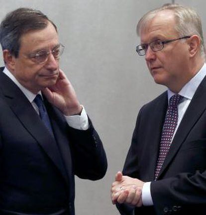 El comisario Olli Rehn (d), junto al presidente del BCE, Mario Draghi.