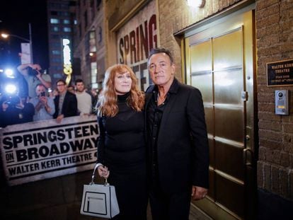 Bruce Springsteen y su mujer, Patti Scialfa, en la entrada del Walter Kerr Theatre de Broadway (Nueva York), donde tiene lugar su espectáculo 'Springsteen on Broadway'.