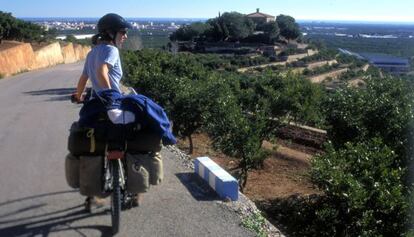 Una cicloturista en la carretera romana Vía Augusta, después de pasar Sagunto.