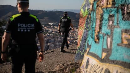 Dos agentes de la Guardia Urbana en una imagen de archivo