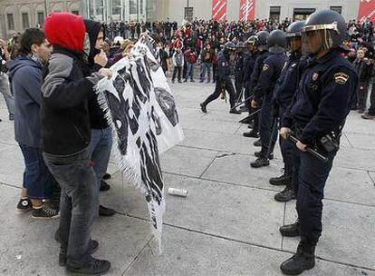 Agentes antidisturbios controlan a los jóvenes frente al Reina Sofía.