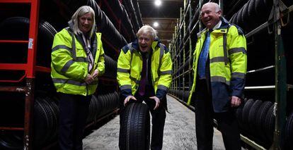 El primer ministro británico, Boris Johnson, durante una visita a una fábrica de transportes.