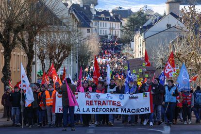 Los manifestantes sostienen una pancarta que dice "Pensiones, no a la reforma de Macron", durante el segundo día de huelga general en Francia, en la ciudad de Mende, este martes 31 de enero.