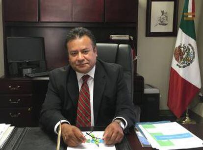 El cónsul de México en Tucson, Ricardo Pineda, en su despacho.