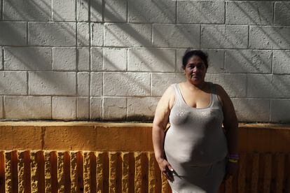 Dolores Almendares posa en las calles de San Salvador. 