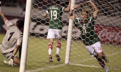 &#039;Chicharito&#039; Hern&aacute;ndez celebra el gol de M&eacute;xico.