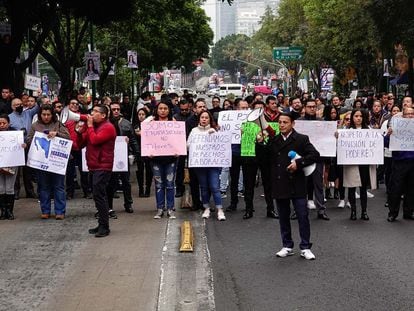 Integrantes del Sindicato de Trabajadores del Poder Judicial de la Federación se manifiestan, este 17 de octubre en Ciudad de México.